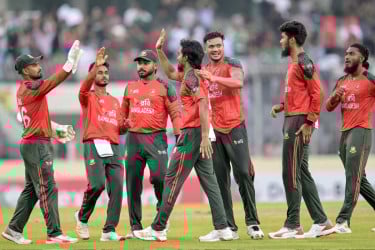 টাইগারদের কোণঠাসা বোলিংয়ে ১১০ রানেই গুটিয়ে গেল পাকিস্তান