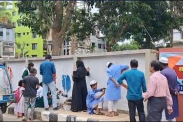 ভোলায় দেয়ালে জুলাইয়ের চেতনা ফুটিয়ে তুললো শিক্ষার্থীরা