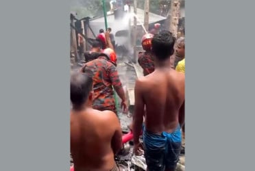 উল্লাপাড়ায় আদর্শ গ্রামে অগ্নিকাণ্ডে ১০ ঘর ভস্মীভূত