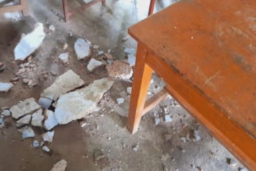 পরীক্ষার মাঝেই পলেস্তারা ধসে আহত ৭ শিক্ষার্থী