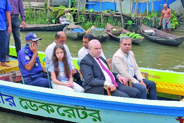 ঝালকাঠির ভাসমান হাট দেখে অভিভূত আলজেরিয়ার রাষ্ট্রদূত