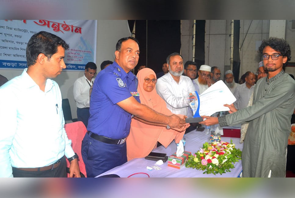 বগুড়ায় ৩৭ কৃতি শিক্ষার্থী পেল সংবর্ধনা