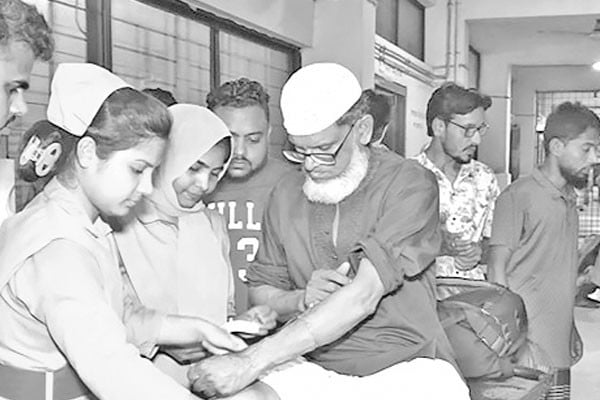 ব্যাংকে ঢুকে নিষিদ্ধ আওয়ামী লীগ নেতার তাণ্ডব