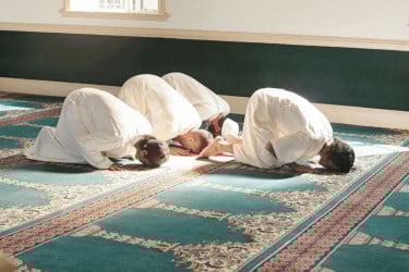 জামাতে নামাজ আদায়ে প্রচলিত ১০ ভুল