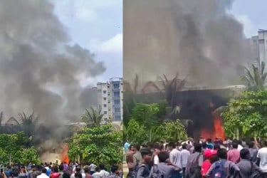 রাজধানীর উত্তরায় বিমান বাহিনীর প্রশিক্ষণ বিমান বিধ্বস্ত