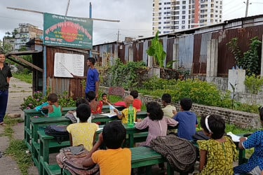 খোলা আকাশের নিচে পথশিশুদের জন্য এক টুকরো আলোর পাঠশালা