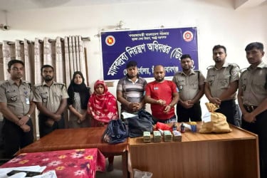 সোনামসজিদ সীমান্ত এলাকায় ১১ লাখ টাকা জব্দ, আটক ৩