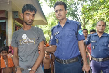 রাজবাড়ীতে মারধরে বাধা দেওয়ায় স্বামী-স্ত্রীকে কুপিয়ে জখম
