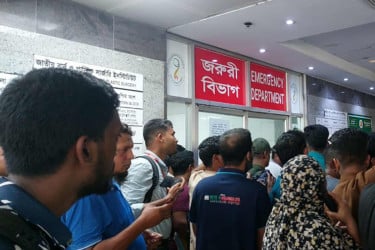 জাতীয় বার্ন ইনস্টিটিউটের সামনে স্বজন ও উৎসুক জনতার ভিড়