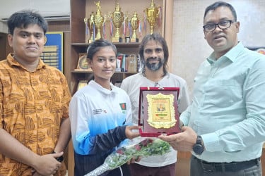 নওগাঁয় হকিতে ব্রোঞ্জ বিজয়ী তিশাকে সংবর্ধনা