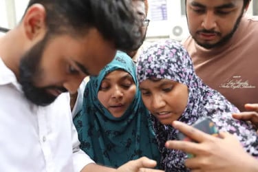 সন্তানদের ছবি হাতে হাসপাতালে ঘুরছেন বহু স্বজন