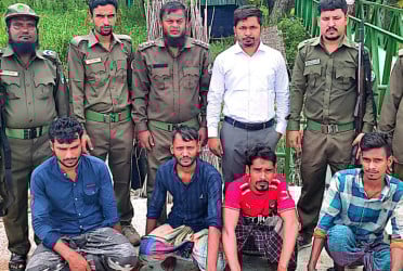 সুন্দরবনে অবৈধভাবে কাঁকড়া আহরণকালে ৪ জেলে আটক