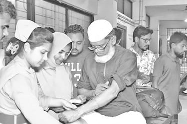 ব্যাংকে ঢুকে নিষিদ্ধ আওয়ামী লীগ নেতার তাণ্ডব