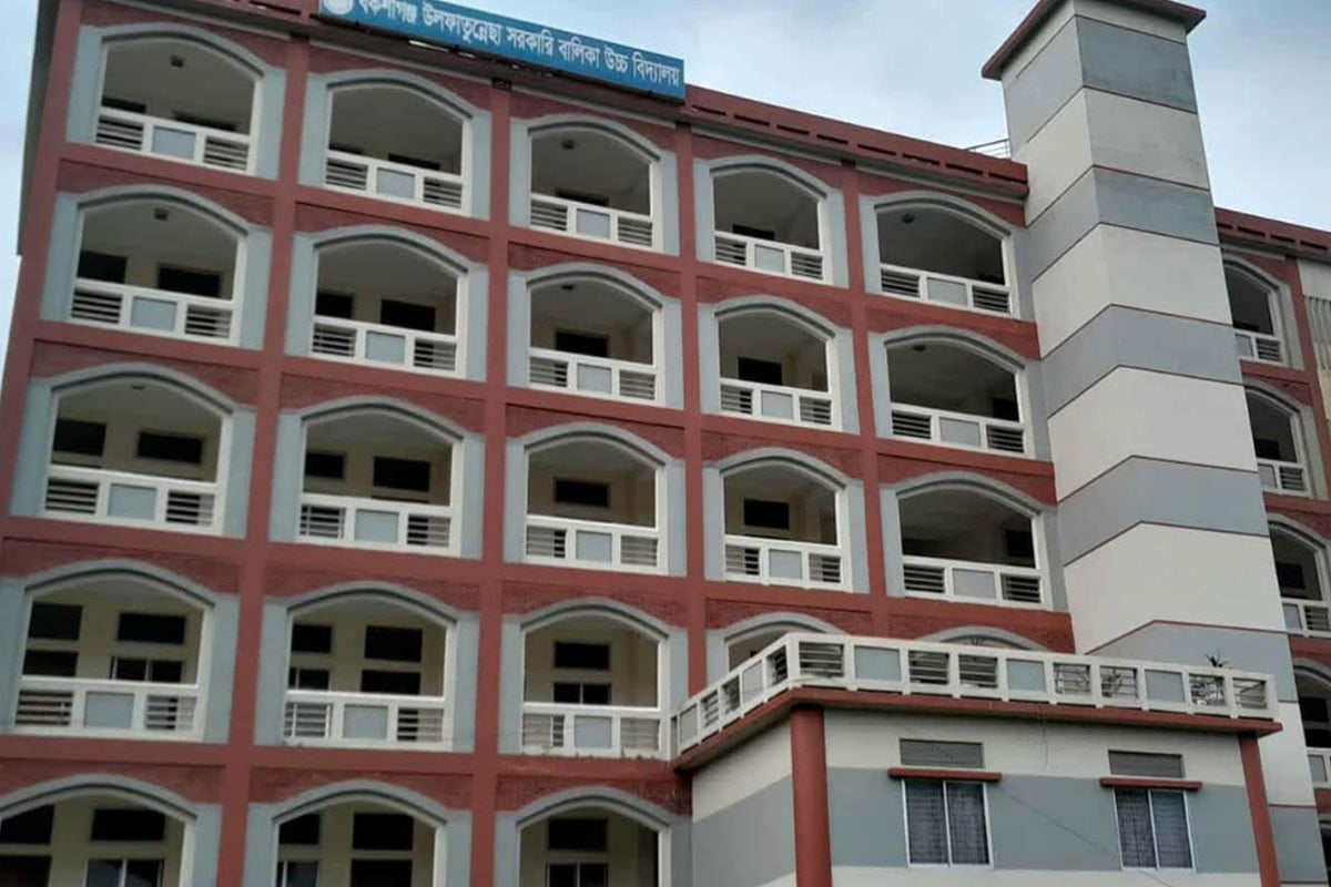 স্কুল ভবন থেকে লাফ দিয়ে গুরুতর আহত ছাত্রী