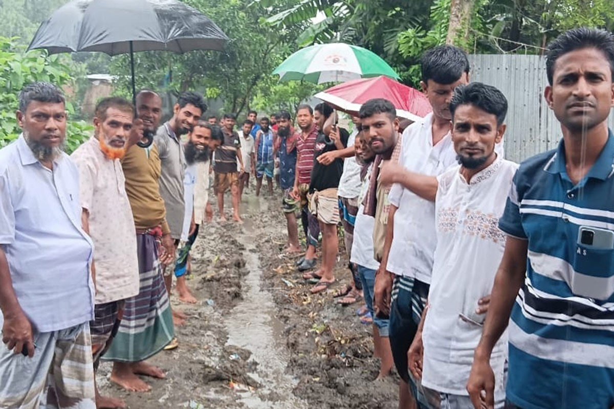 সিংড়ায় বৃষ্টিতে ভিজে রাস্তা পাকাকরণের দাবি