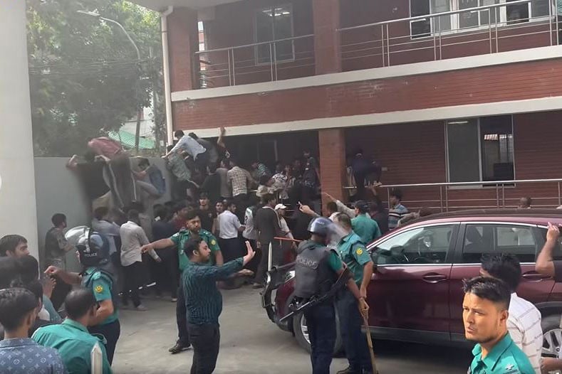 সচিবালয়ে পুলিশ-শিক্ষার্থী সংঘর্ষে আহত ৪০