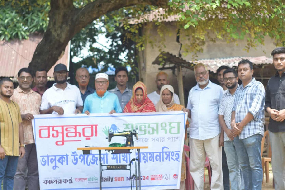 ভালুকায় বসুন্ধরা শুভসংঘের উদ্যোগে সেলাই মেশিন বিতরণ