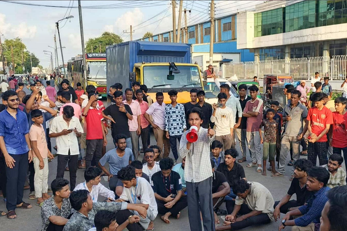 সিলেটে সড়ক অবরোধ করে শিক্ষার্থীদের বিক্ষোভ