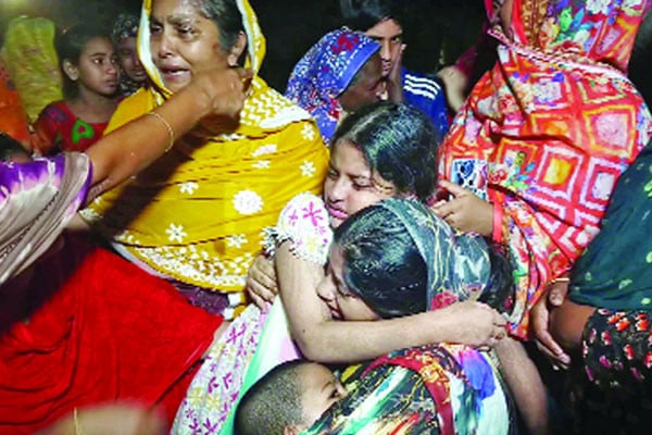 বেঁচে রইল মেয়ে, খুঁজতে গিয়ে মায়ের মৃত্যু