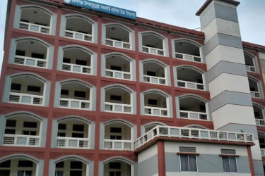 স্কুল ভবন থেকে লাফ দিয়ে গুরুতর আহত ছাত্রী