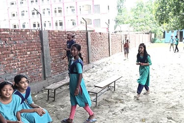 মানিকগঞ্জে দুই বিদ্যালয়ের মধ্যদিয়ে প্রাচীর নির্মাণ করায় এলাকা জুড়ে অসন্তোষ