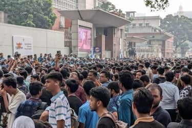 দুই উপদেষ্টার পদত্যাগসহ বিভিন্ন দাবিতে সচিবালয়ের সামনে বিক্ষোভ