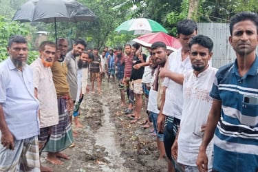 সিংড়ায় বৃষ্টিতে ভিজে রাস্তা পাকাকরণের দাবি