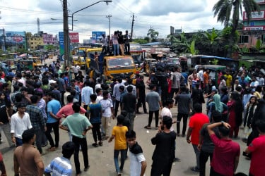 ঢাকা-বরিশাল মহাসড়ক অবরোধ করে শিক্ষার্থীদের বিক্ষোভ