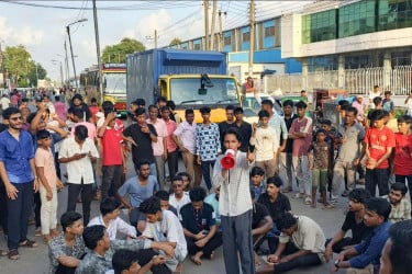 সিলেটে সড়ক অবরোধ করে শিক্ষার্থীদের বিক্ষোভ
