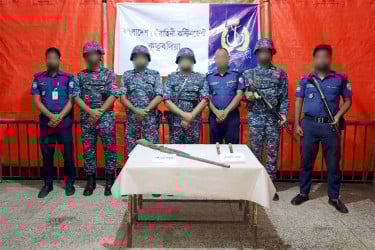 কুতুবদিয়ায় নৌবাহিনীর অভিযানে বন্দুকসহ দেশীয় ধারালো অস্ত্র উদ্ধার