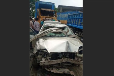 কুমিল্লায় নিয়ন্ত্রণ হারিয়ে প্রাইভেটকার খাদে, নিহত ১