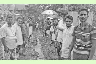 বৃষ্টিতে ভিজে রাস্তা পাকা করার দাবি এলাকাবাসীর