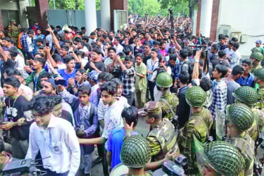 ৯ ঘণ্টা অবরুদ্ধ উপদেষ্টারা