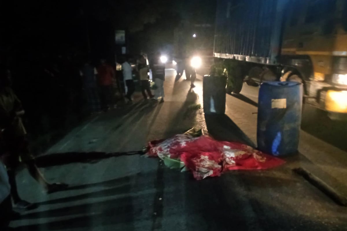 রাস্তা পার হতে গিয়ে ট্রাকের নিচে চাপা পড়ে শ্রমিক নিহত