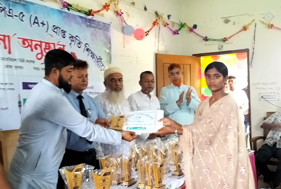 গোপালগঞ্জে ৫১ কৃতি শিক্ষার্থীকে সংবর্ধনা