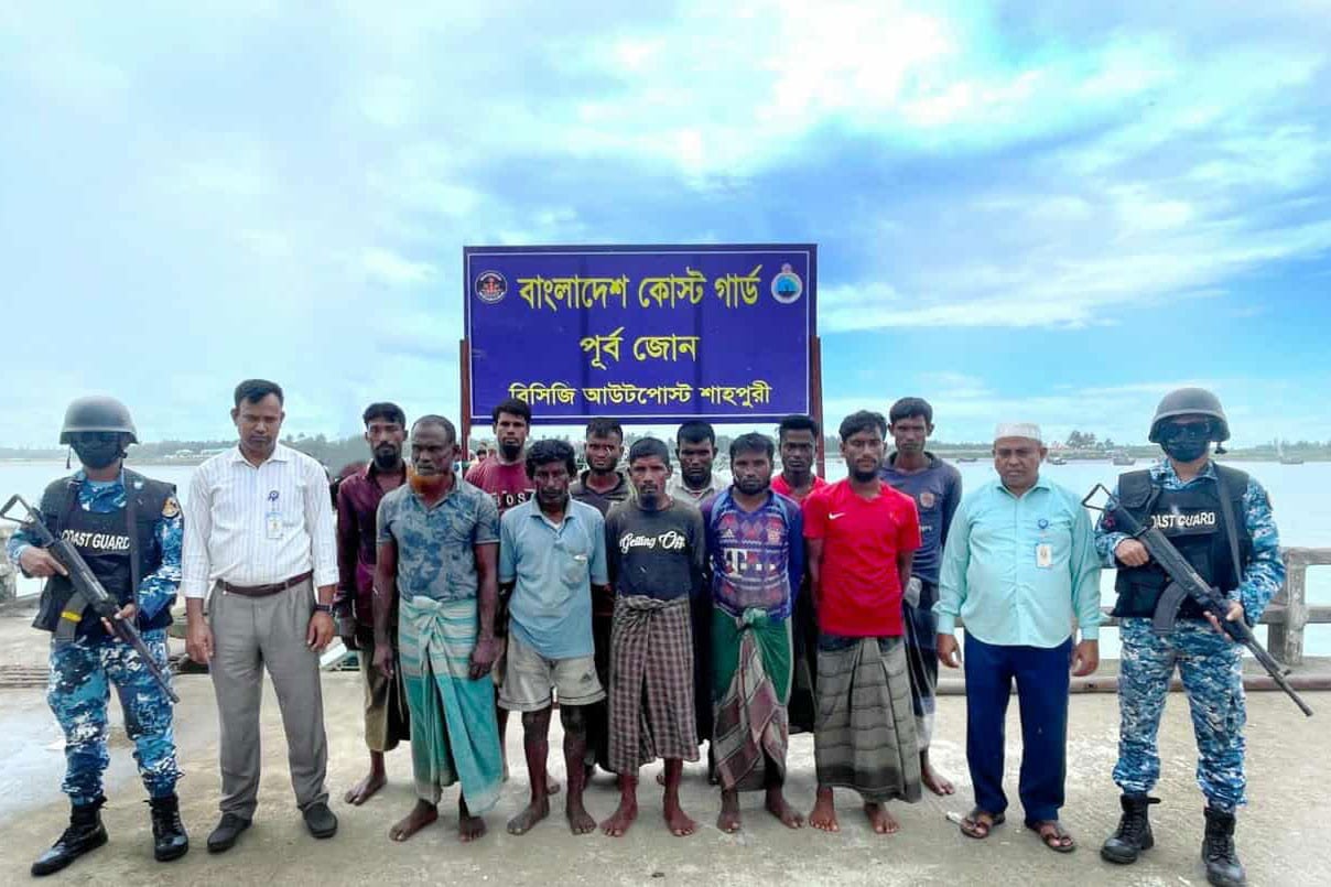 ট্রলিং বোটসহ ৩ লাখ টাকার মাছ জব্দ