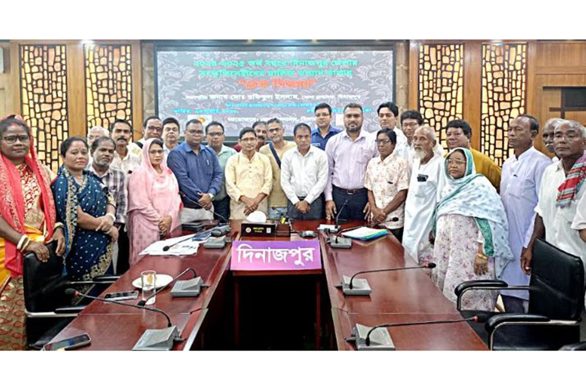 দিনাজপুরে সংস্কৃতি সেবীদের মাঝে চেক বিতরণ