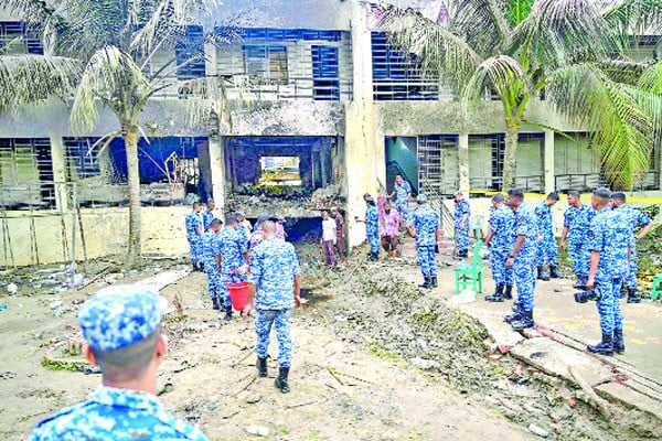 দোতলা ভবন যেন বদ্ধখাঁচা