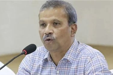 সরকারকে কঠোর হওয়ার পরামর্শ দিয়েছে দলগুলো: আসিফ নজরুল