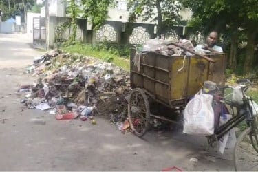 চুয়াডাঙ্গায় মসজিদের পাশে পৌরসভার আবর্জনার স্তূপ, মুসল্লিরা ক্ষুব্ধ