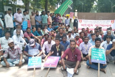 বড়পুকুরিয়া খনিতে আউটসোর্সিং কর্মচারীদের স্থায়ী নিয়োগের দাবি জানিয়ে সংবাদ সম্মেলন