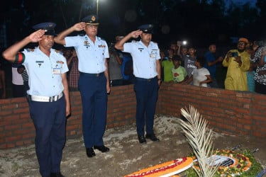 শিক্ষিকা মেহেরীন চৌধুরীর সমাধিতে বিমানবাহিনীর শ্রদ্ধা