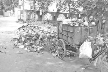 মসজিদের পাশে আবর্জনার স্তূপ : মুসল্লিরা ক্ষুব্ধ