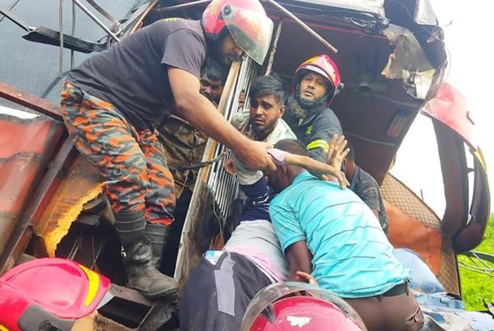 নেত্রকোনায় দুই বাসের সংঘর্ষ, আহত ২০