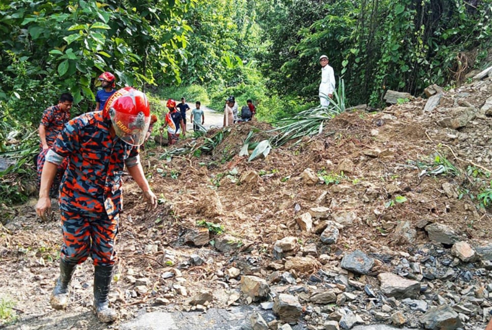 সাজেকে পাহাড় ধস, আটকা পড়েছেন ৪ শতাধিক পর্যটক
