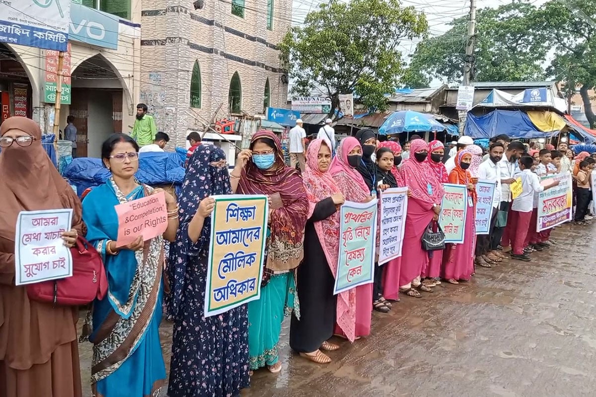 জয়পুরহাটে প্রাথমিক বৃত্তি পরীক্ষায় অন্তর্ভুক্ত করার দাবিতে মানববন্ধন