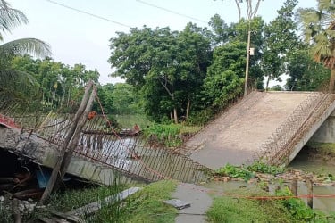 পিরোজপুরে নির্মাণ শেষ হওয়ার আগেই ধসে পড়ল সেতু