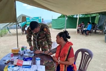 মহালছড়িতে সেনাবাহিনীর বিনামূল্যে চিকিৎসা সেবা ও ওষুধ বিতরণ