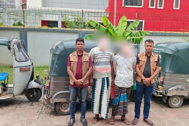 চোরাই সিএনজিসহ গ্রেফতার ২, উদ্ধার ৩ গাড়ি