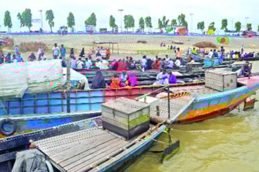 হুইসলের অপেক্ষায় যমুনা পাড়ের মানুষ
